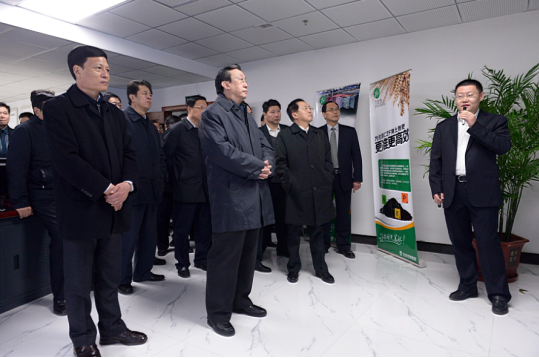 时任河南省省委书记郭庚茂（前排左二）、、、省长谢伏瞻（前排左一）莅临万庄集团领导工作