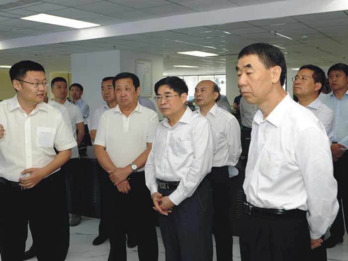 村落工作辅导小组副组长袁纯清（右二）一行莅临万庄园农资买卖平台调查调研